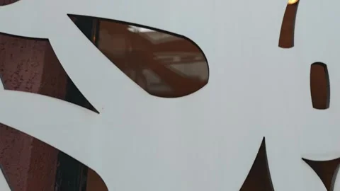 Exploring intricate laser cut white metal facade panels Vidéo 310300579