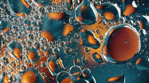 Exploring the intricate patterns of bubbles and droplets in water with a vibrant 스톡 사진