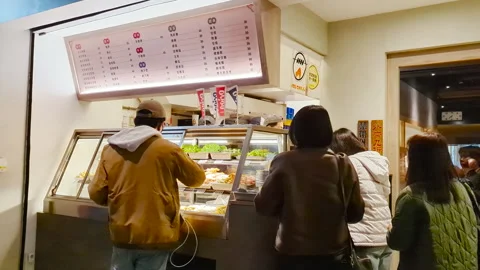 Exploring a Lively BBQ Skewer Shop: Fresh Picks and Dishes at Great Prices! 動画素材 299716455