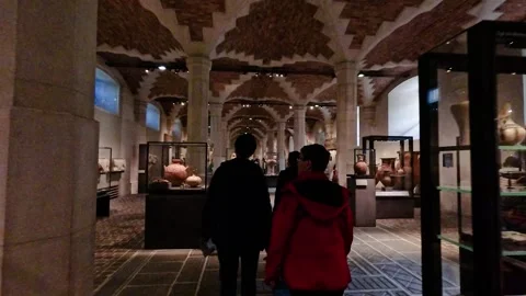 Exploring Louvre Museum Exhibits 库存影片 303956743