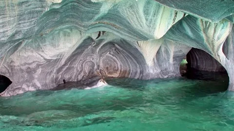 Exploring the marble caves of general carrera lake, patagonia 스톡 동영상 314065315