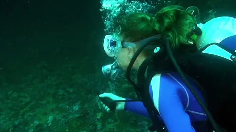 Exploring Mysterious Ocean Depths While Scuba Diving 库存影片 321061947