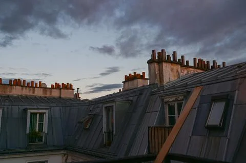 Exploring Paris : the charm of the roofs of the old town, picturesque and r.. Stockfoto's