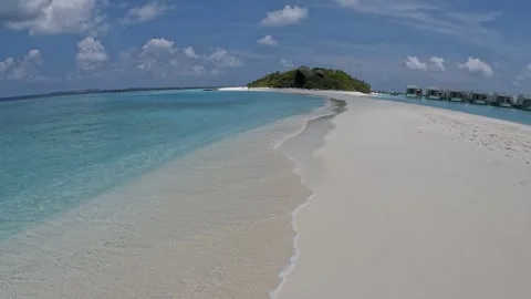Exploring pristine white sands and turquoise waters in the Maldives 動画素材 286104675
