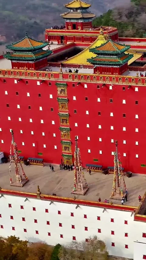 Exploring Putuo Zongcheng Temple in Chengde from above Vídeos de archivo 335074592