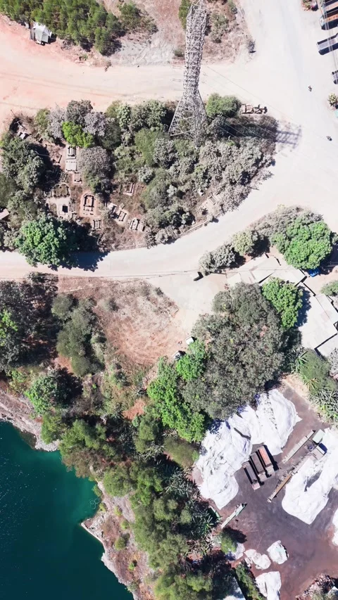 Exploring a quiet area near a lake with trees and structures during a sunny day. Vídeos de archivo 331345142