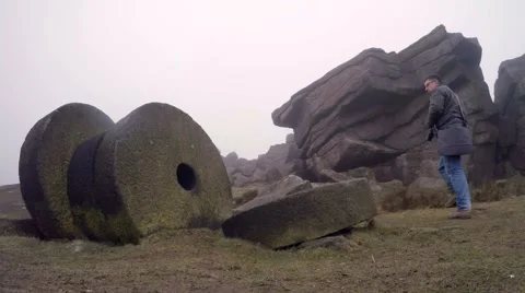 Exploring the rocks at Stanage Edge, Derbyshire, UK Vidéo 61328532