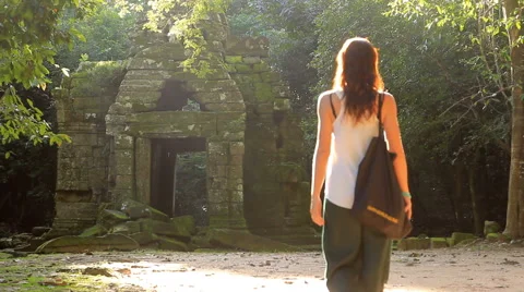 Exploring the ruins 動画素材 43504798