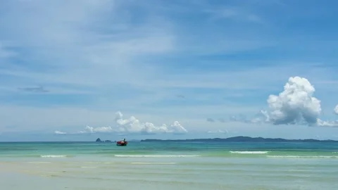 Exploring the sandy beach and clear blue water at a tropical location  Vídeo Stock 331303292