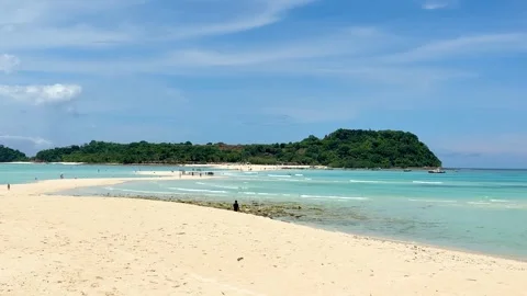 Exploring the sandy beach and clear blue water at a tropical location  Vídeo Stock 331303294