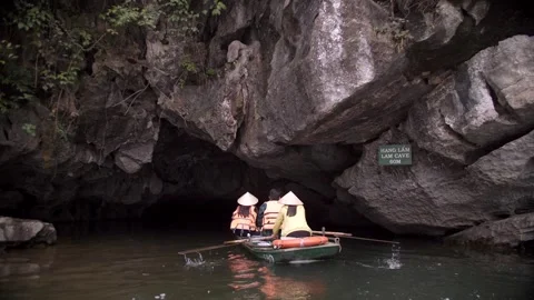 Exploring a Scenic Water Cave with a Small Tour Group 库存影片 347848372