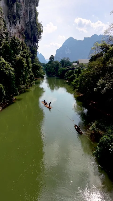 Exploring the serene waters of Khao Sok in Thailands lush jungle paradise Vídeo Stock 327765552