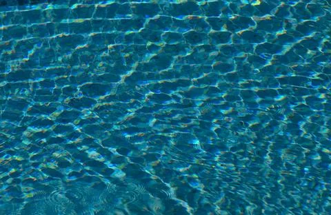 Exploring the shimmering patterns of sunlight dancing on the surface of a t.. 写真素材