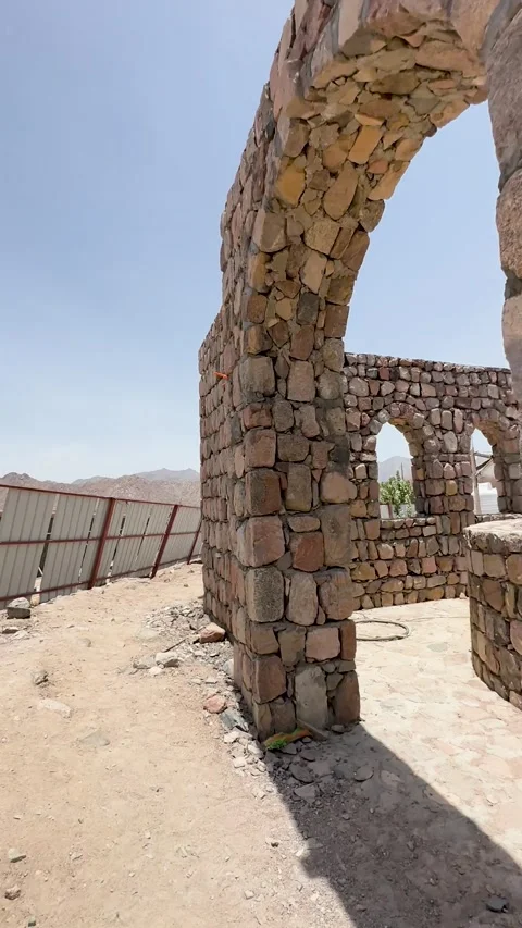 Exploring Stone Arches of Roha Well Vídeo Stock 338264084