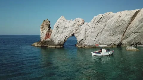Exploring a stunning coastal rock formation with a boat adventure 库存影片 301735278