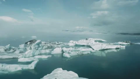 Exploring stunning icebergs in a serene Arctic landscape 動画素材 320293410