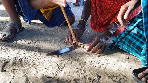 Exploring Traditional Fire Making Techniques in a Tribal Setting for Authentic Foto stock
