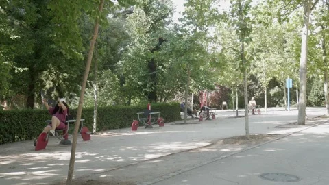 Exploring the Tranquil Beauty of Retiro Park in Madrid on a Sunny Day Stockbeeldmateriaal 331048879