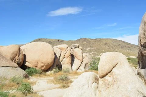 Exploring Unique Rock Formations in the Desert Under a Bright Blue Sky Foto stock