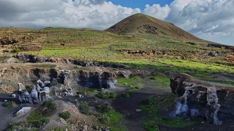 Exploring the volcanic landscape of Lanzarote in Spain during daylight 库存影片 331801844