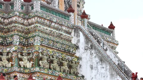 Exploring Wat Arun's Intricate Architecture Vídeo Stock 303962212