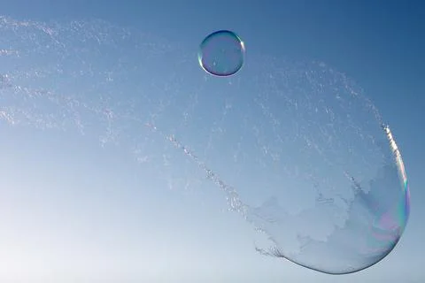 Explosion bubble. Blowing big soap bubbles in the air. Freedom, summer concepts. Foto stock
