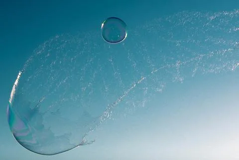 Explosion bubble. Blowing big soap bubbles in the air. Freedom, summer concepts. Foto stock