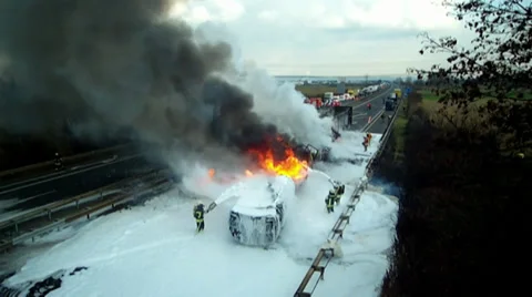 Explosion eines Tankzugs auf der Autobahn Stock Footage 36253321
