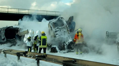 Explosion eines Tankzugs auf der Autobahn Stock Footage 36253325