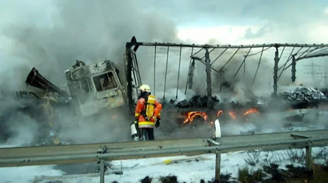 Explosion eines Tankzugs auf der Autobahn Stock Footage 36253384