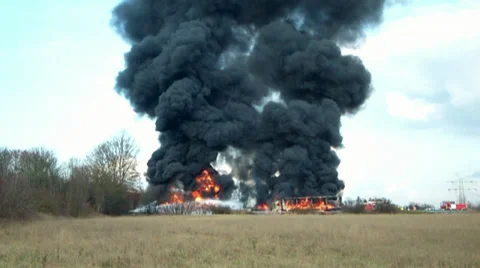Explosion eines Tankzugs auf der Autobahn Stock Footage 36253395