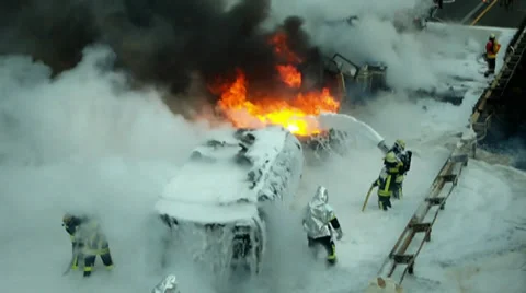 Explosion eines Tankzugs auf der Autobahn Stock Footage 36253398
