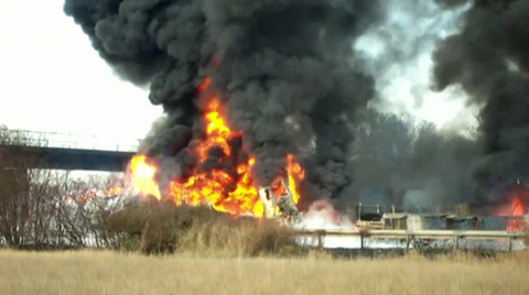 Explosion eines Tankzugs auf der Autobahn Stock Footage 36253404