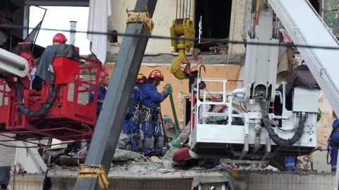 Explosion in the house: almost five hundred people dismantle the rubble. Stock Footage 133221671