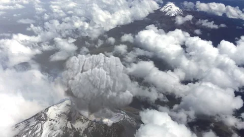 Explosion on the surface of a volcano Vídeo Stock 125170364