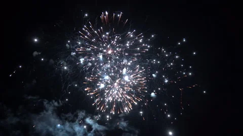 Explosions of night fireworks in the sky Vídeo Stock 162911877