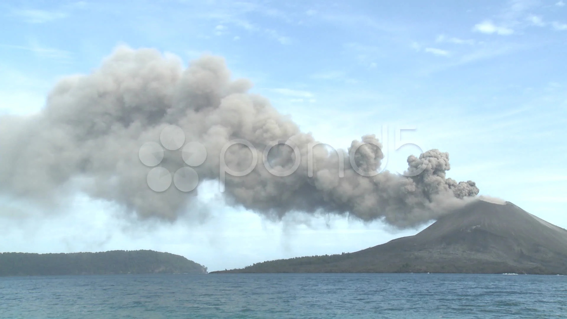 Video: Explosive Eruption At Anak Krakatau Volcano ~ 8980009