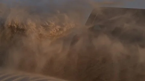Explosive sand spray engulfing off road vehicle during dune drift in Guriú Vidéo 335357361
