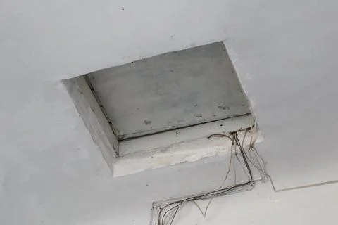 Exposed Ceiling Access Point with Electrical Wires for Enhanced Accessibility Stock-Fotos