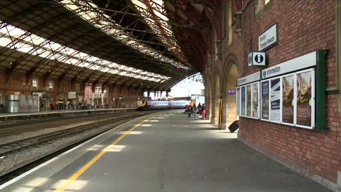 An Express Train Arriving at Bristol Temple Meads Station Vidéo 255790613