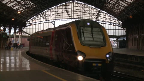 An Express Train Arriving at The Curved Platform of Bristol Temple Meads Station Vidéo 255289351