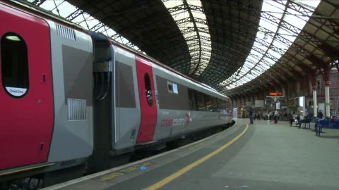 An Express Train Leaving Bristol Temple Meads Station Vidéo 254572858
