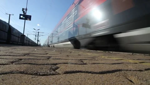 Express train in motion Vídeos de archivo 8766452