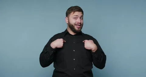 Expressing confidence and joy through body language in a studio setting Vidéo 329111094