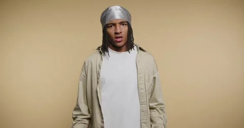 Expressing emotions through captivating gestures in a vibrant setting at dusk 動画素材 329111671