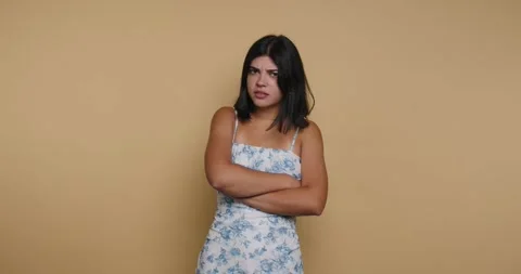 Expressing emotions through gestures and facial expressions in a cozy studi.. Vídeo Stock 329109477