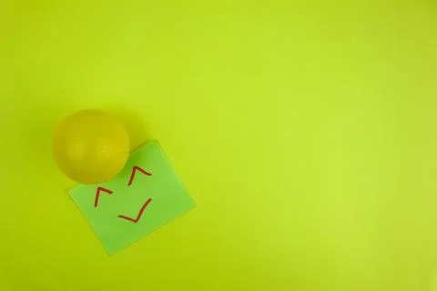 An expression drawn on a sticky note with a yellow ball on a lime background. Foto stock