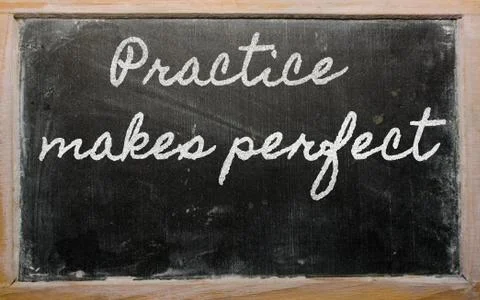 Expression -  practice makes perfect - written on a school blackboard with ch 库存插图