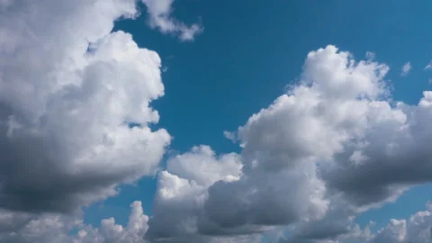 Expressive clouds in the blue sky. Timelapse Stock-Footage 138217156