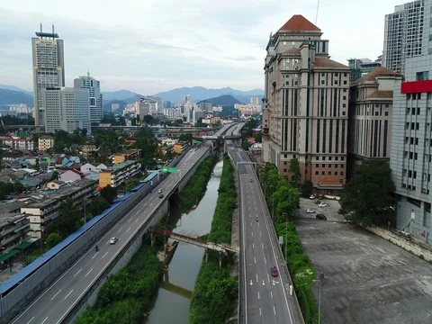 An expressway built in between city and residential area. Video stock 80897126